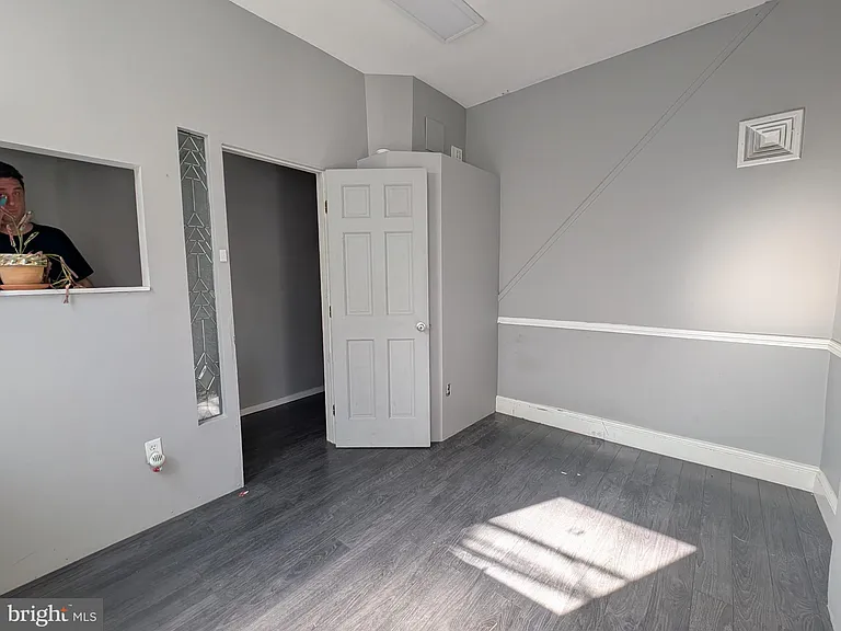 1130 Earl St — Photo 2