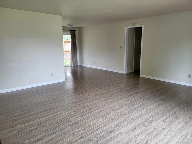 1585 Bogart Ln — Photo 4