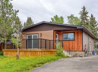 632 E Cantrell Dr SW, Calgary, AB T2W 1W7