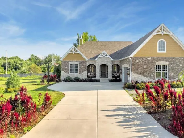100 Bergamo Ln, Crown Point, IN 46307
