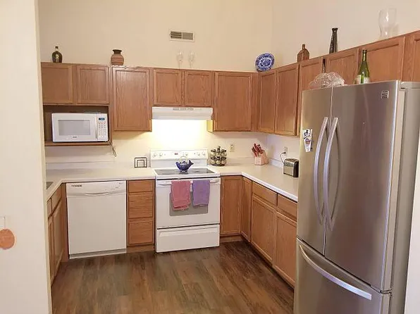 W240N2510 E Parkway Meadow Cir, Pewaukee, WI 53072
