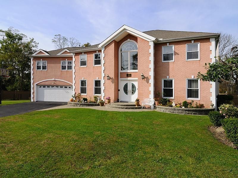 Curb appeal on a quiet cul-de-sac