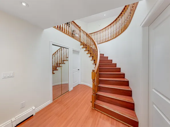 7069 144th St, Surrey, BC V3W 5S1