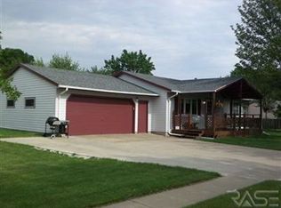 704 Lewis Dr, Brandon, SD 57005