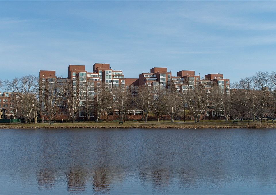 1st image of 975 Memorial Dr APT 211