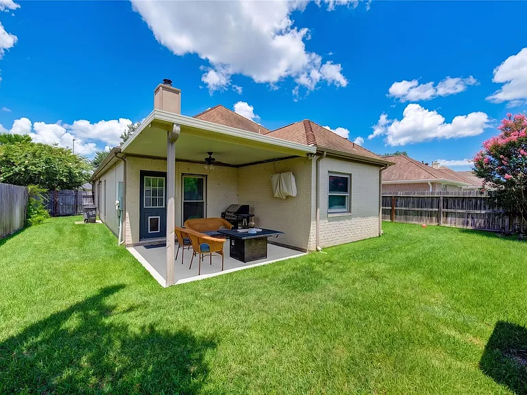 1811 Emerald Green Dr — Photo 35