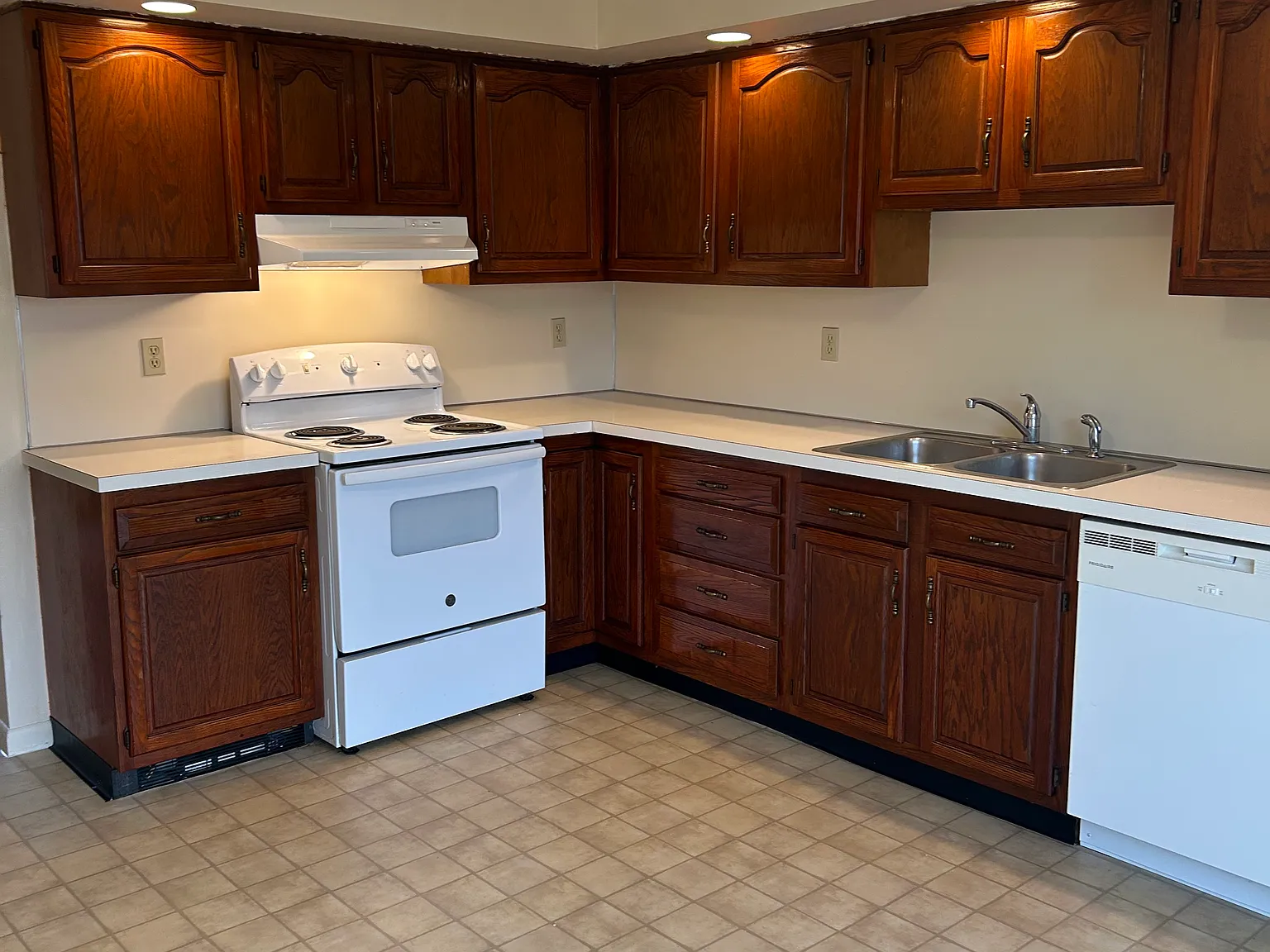 2 bed, 1.5 bath, 1040 sqft, $1,350 — Photo 2