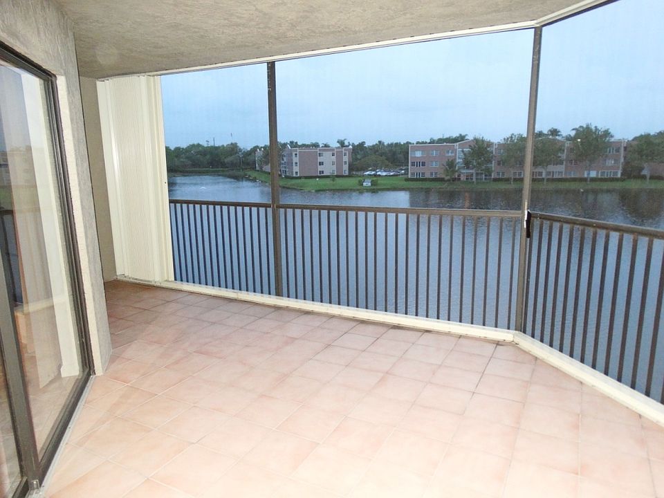1st image of 7261 Fairfax Dr #307