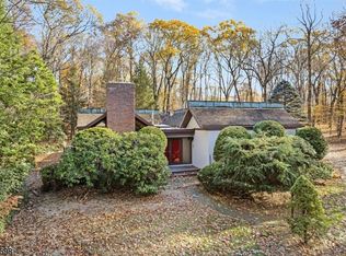 4 Standish Dr, Morristown, NJ 07960