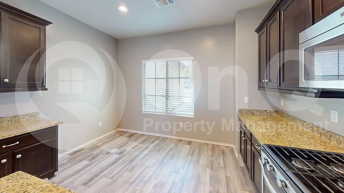 4 bed, 2.0 bath, 2403 sqft, $2,449 — Photo 4