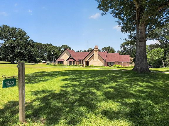 3rd image of 1950 Country Club Rd