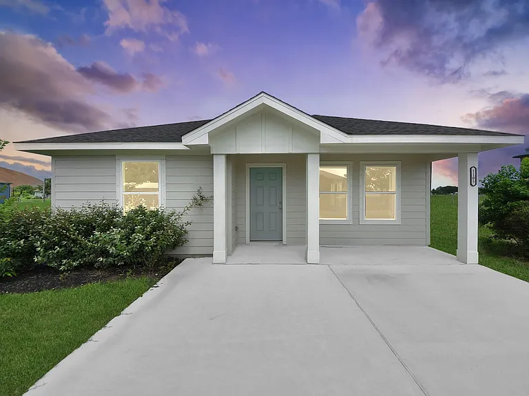 1105 W Bayshore Dr — Photo 1