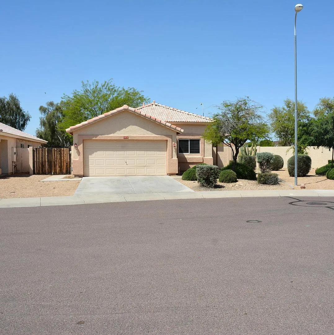 3 bed, 2.0 bath, 1352 sqft, $2,000 — Photo 2