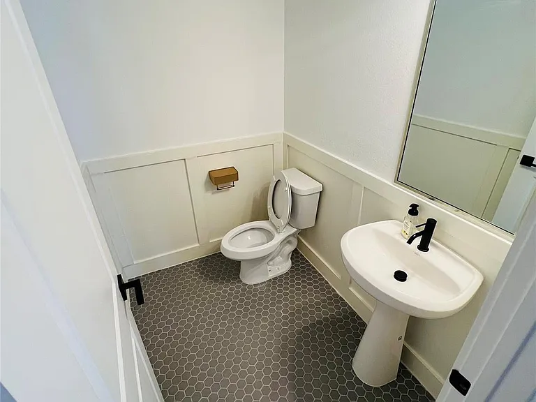1103 W 15th 1/2 St #A — Photo 22