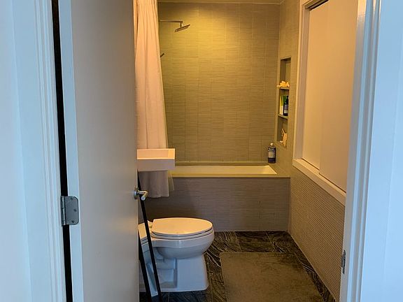 4th image of 250 Bedford Ave #305
