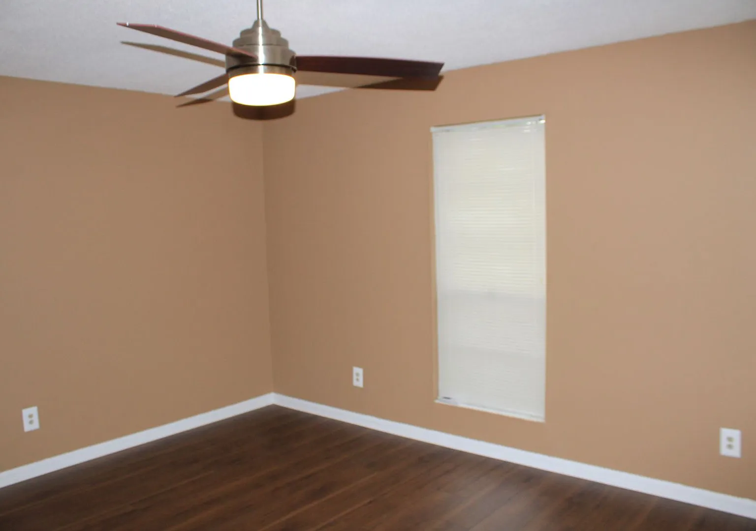 2 Bedroom 1.5 Bath W/ Formal Living & Family Room — Photo 4