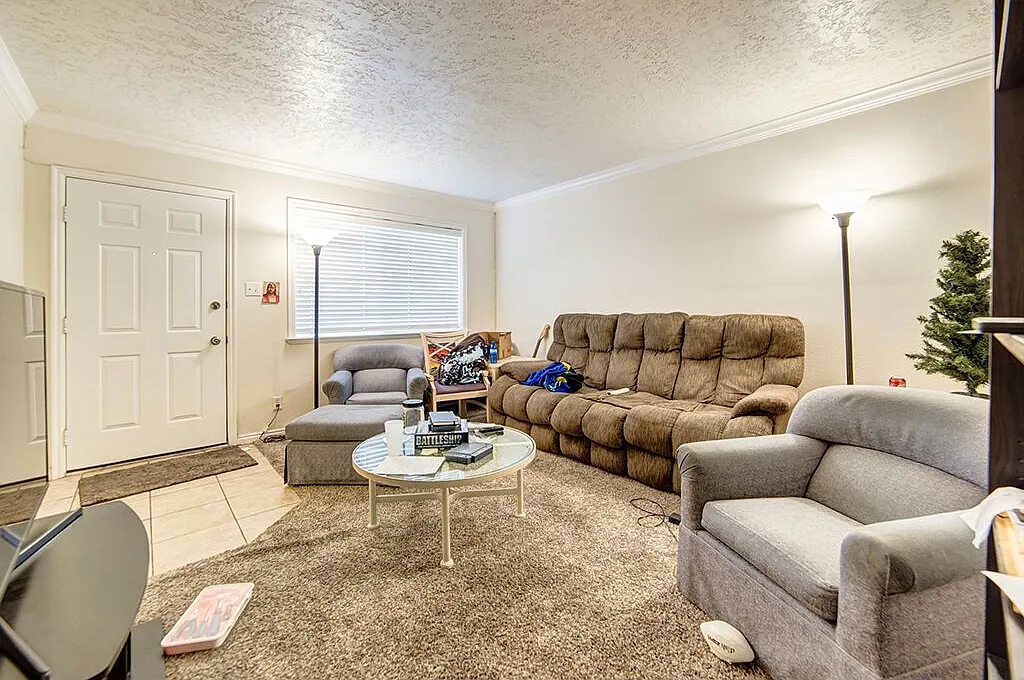 3 bed, 926 sqft, $549 — Photo 4