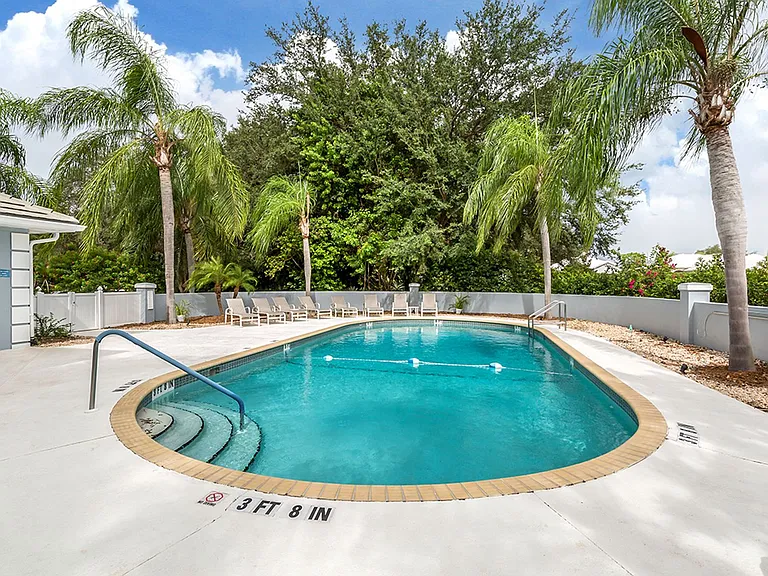 540 Clubside Cir — Photo 40