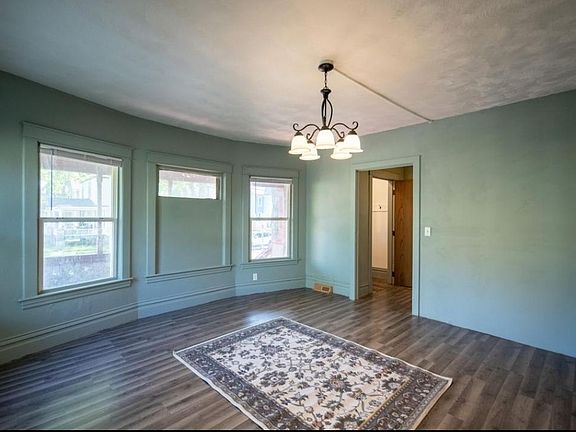 4th image of 325 Burr Oak St