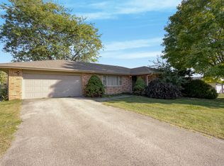 966 White Swan Ln, Rockford, IL 61108