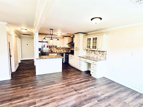 3rd image of 205 Douglas Dr