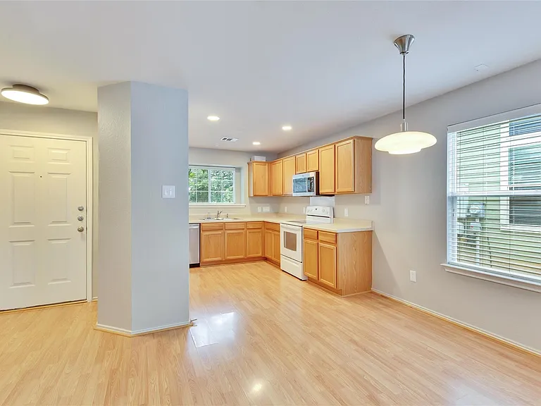 2212 Melissa Oaks Ln — Photo 10