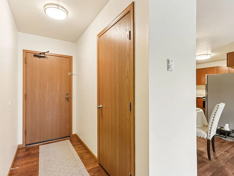 Woodfield Heights Apartments — Photo 10