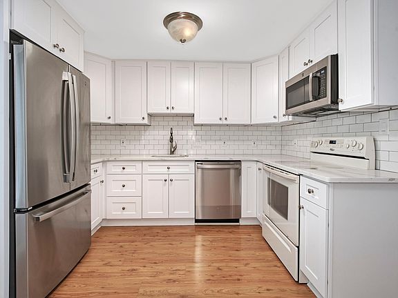 3rd image of 35 Washington Mews Unit 35