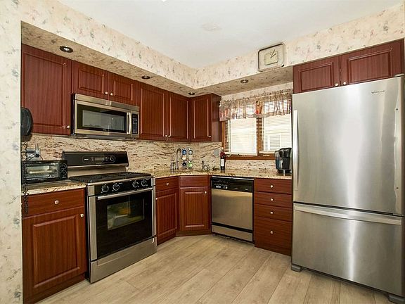 4th image of 26 Dickens Ave