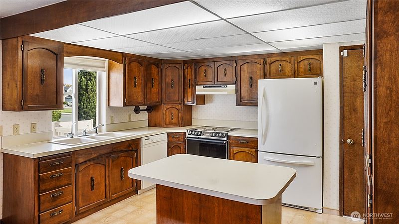 3rd image of 1665 E Fern Street