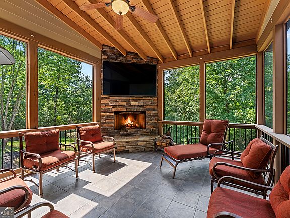 5th image of 325 N Brooke Dr