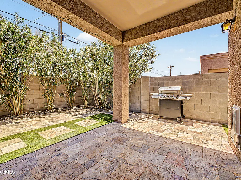 1619 N Hillcrest — Photo 25