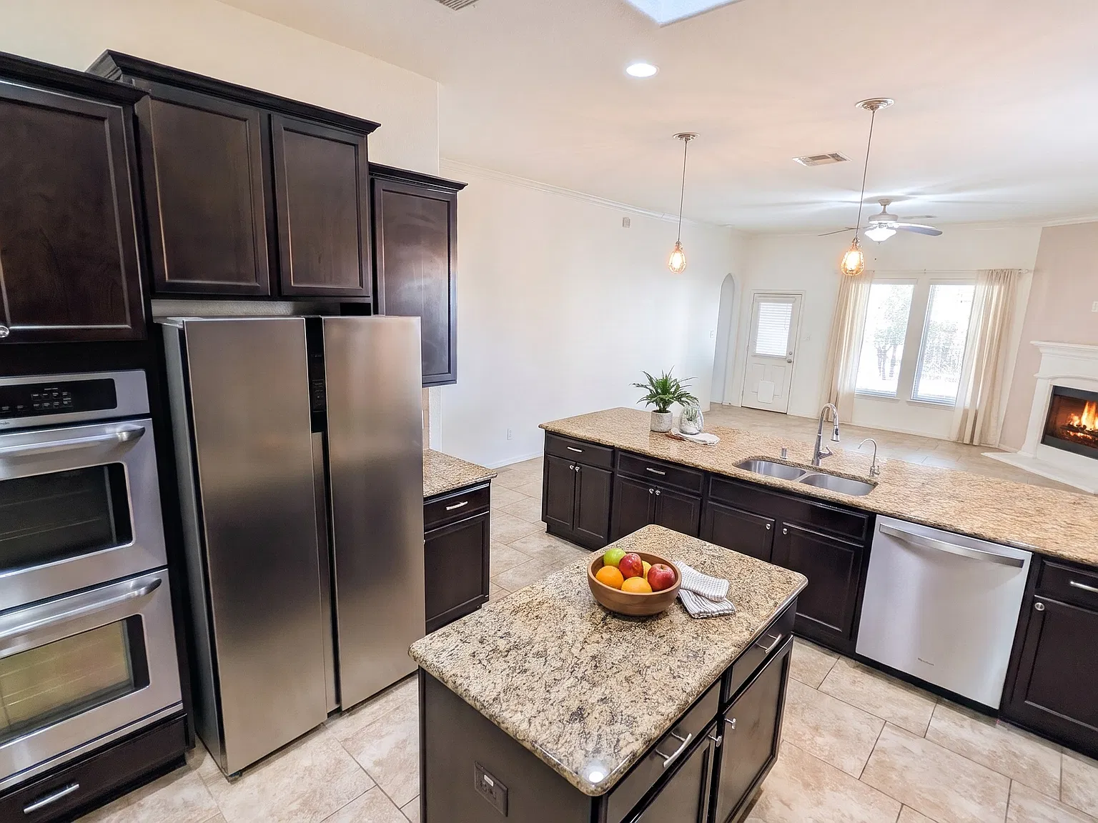 3 bed, 2.5 bath, 2361 sqft, $2,300 — Photo 3