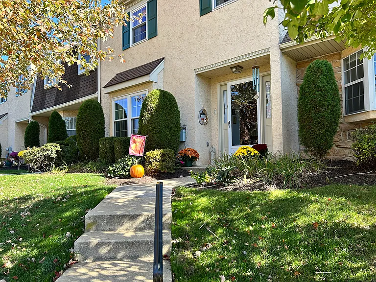 Westridge Pl S — Photo 1