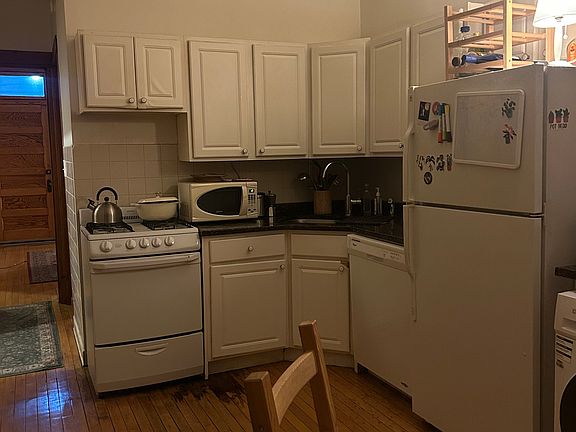 5th image of 851 N Hoyne Ave APT 2R
