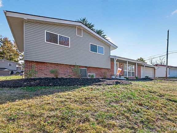 3rd image of 8 Village Dr