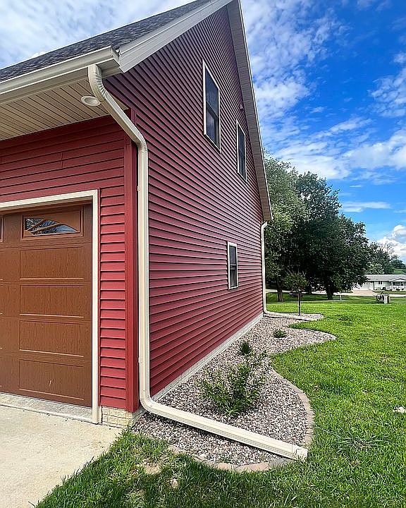 2nd image of 605 S Main St
