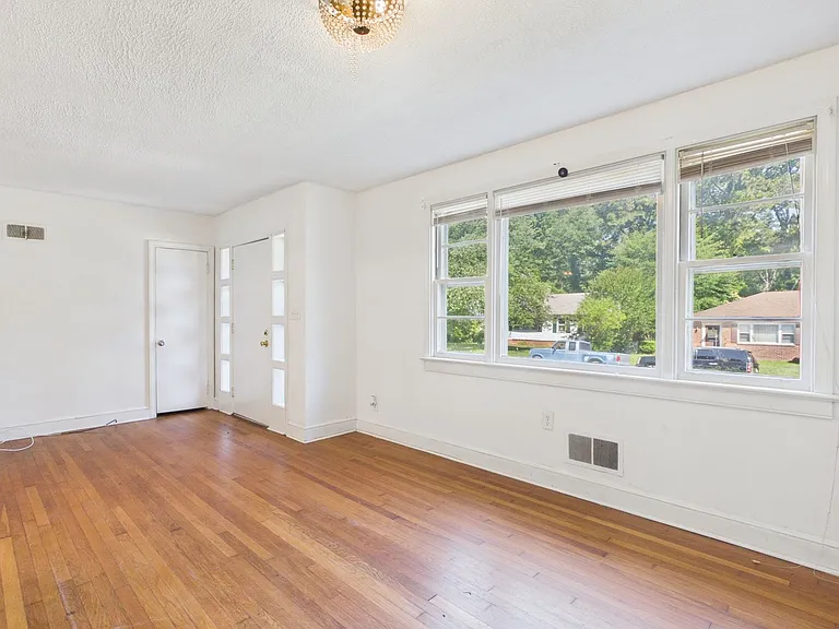 910 Northampton Rd — Photo 6