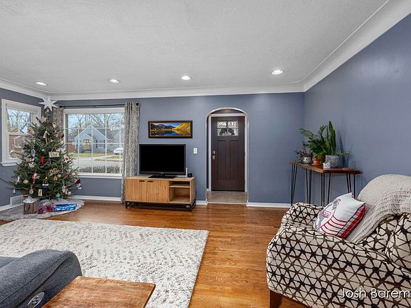 4th image of 1528 Rossman Ave SE