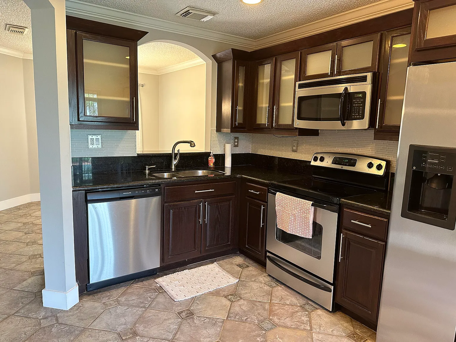 2 bed, 2.5 bath, 1286 sqft, $2,600 — Photo 2