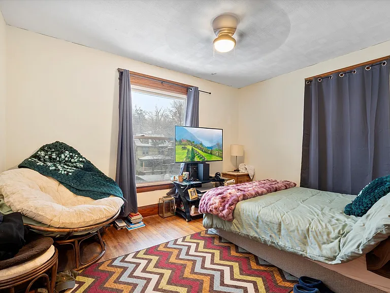 925 Westcott St — Photo 19