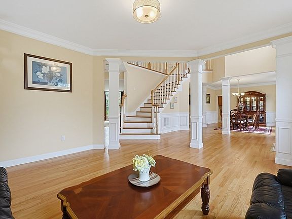 4th image of 35 Howarth Dr