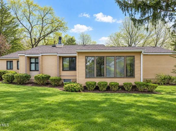 2 Loudonwood E, Loudonville, NY 12211