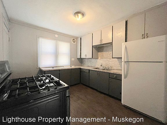 5th image of 387 W Grand Ave