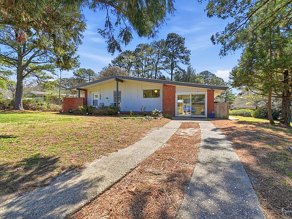 Exterior Front/Driveway