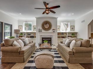 920 Twin Pine Dr, Des Peres, MO