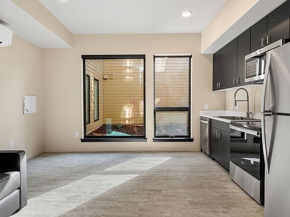 3rd image of 121 S Holly St #221