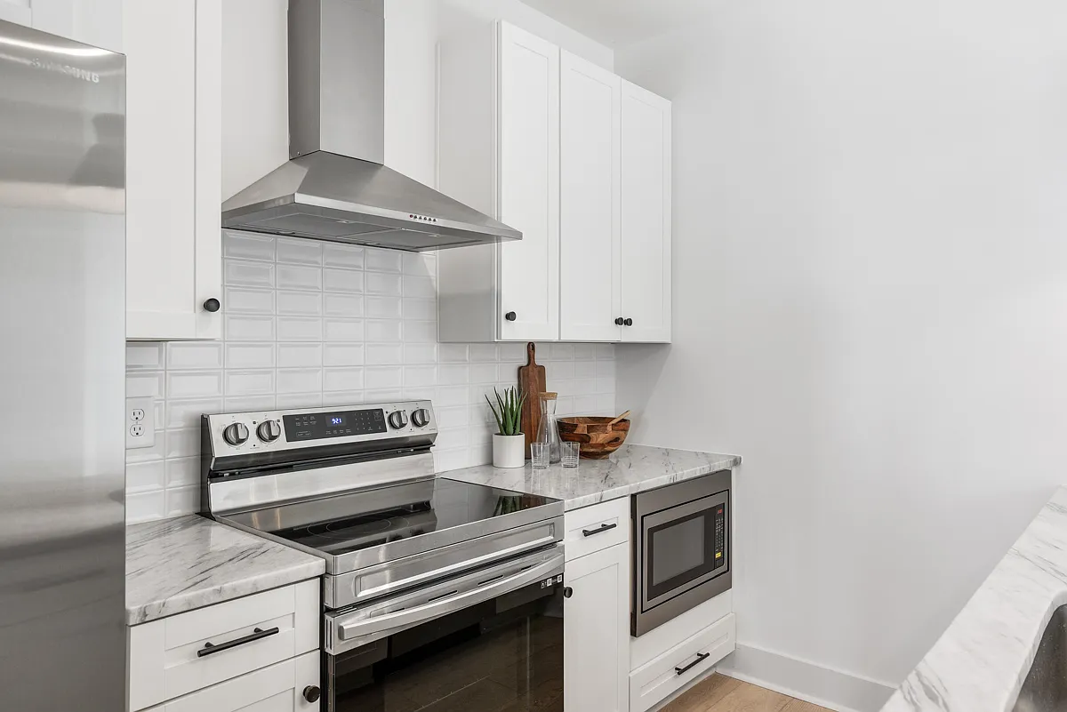 4 bed, 3.5 bath, 1954 sqft, $2,599 — Photo 4
