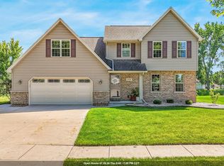 2014 Charles St, De Pere, WI 54115