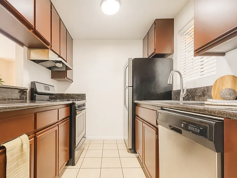 100 N Clark Dr — Photo 3
